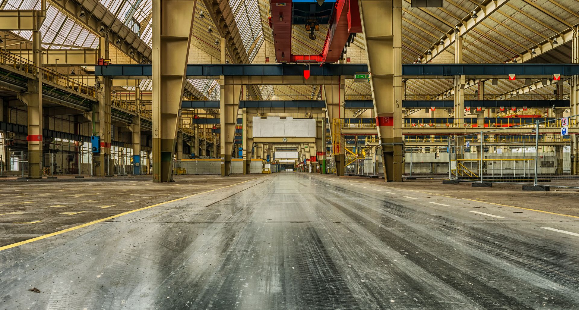 Çelik konstrüksiyonlu büyük fabrika holü, tavan vinci — temsili görsel