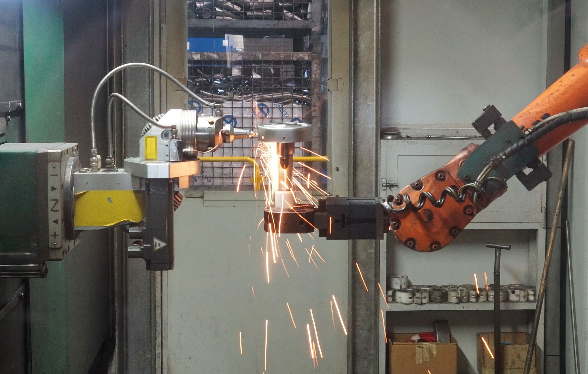 Endüstriyel kaynak robotu, metal parça üzerinde kıvılcım saçıyor — temsili görsel